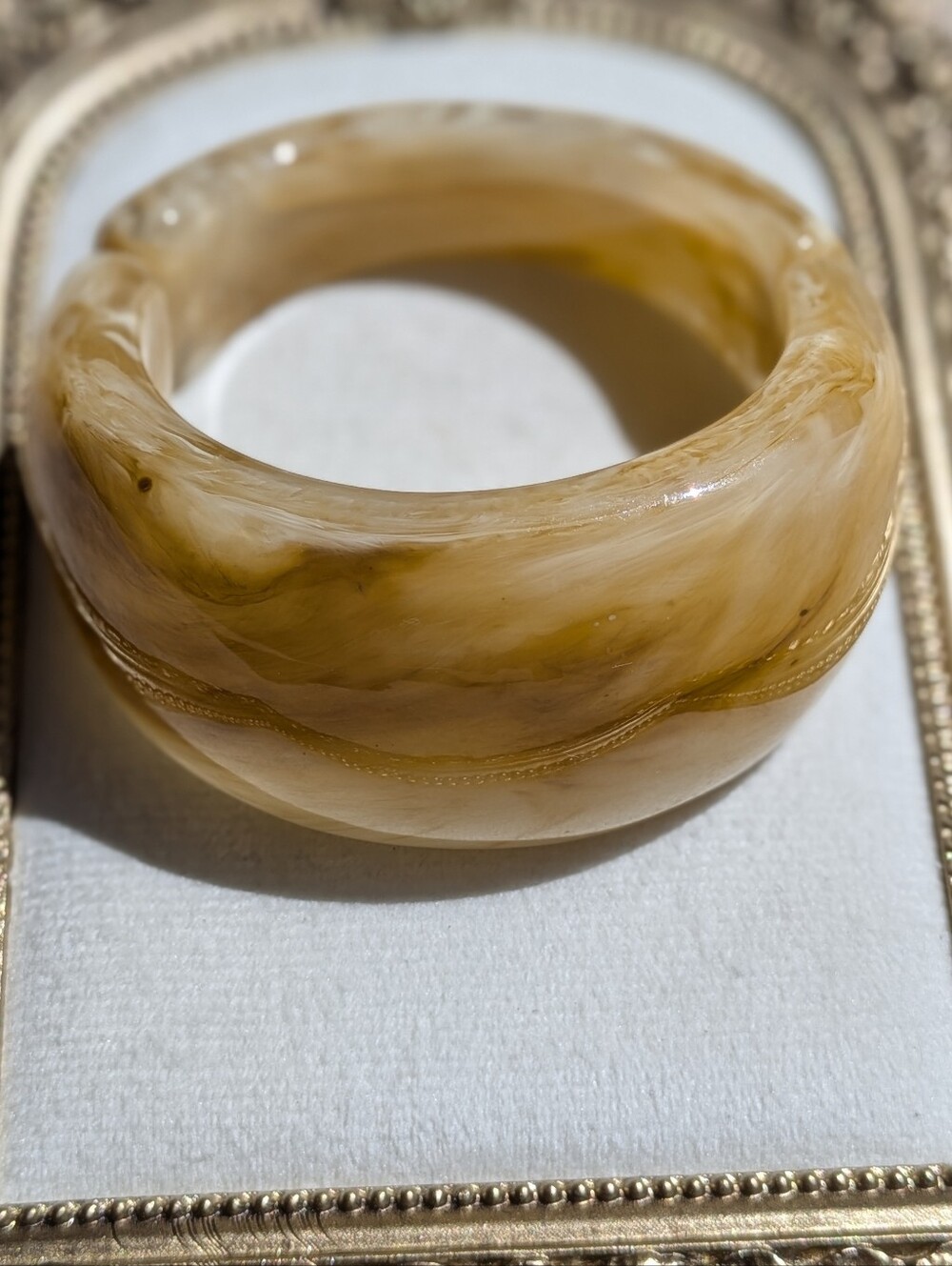 Vintage Creamy Marbled Lucite Hinged Bangle | Magnetic Closure | Chunky - Picture 3 of 6